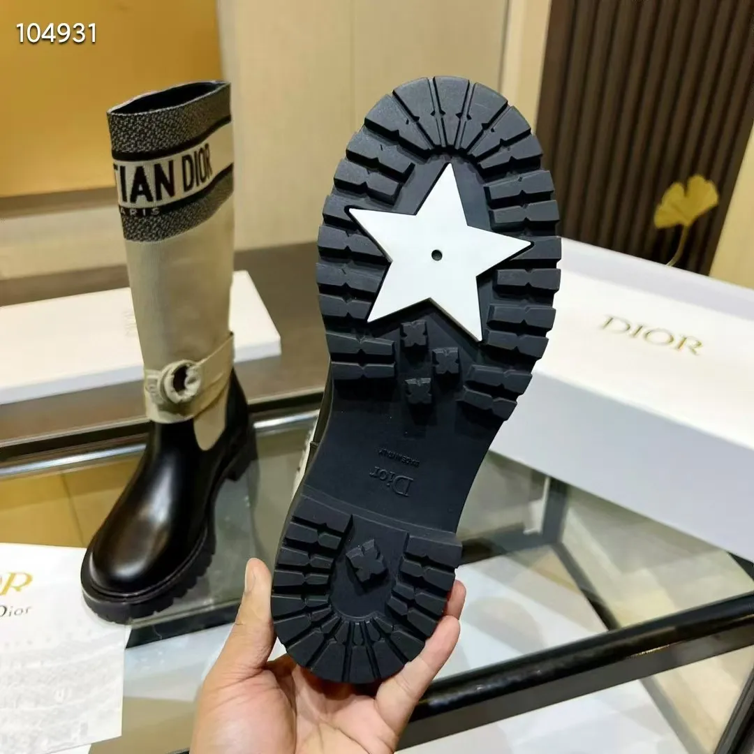 👟👟Ex-factory price 560👟👟 Dior color-blocking new boots for autumn and winter, the latest electric embroidery color-blocking letter logo for autumn and winter, round-toe high-top knight boots for women, Material: first-layer cowhide stitched with electric embroidery fabric, sheepskin lining for feet, original molded TPU outsole Size: 35-40 yards
